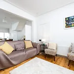 Large 3 Bed Family Home - 5 Min From Train Station