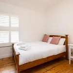 Large 3 Bed Family Home - 5 Min From Train Station