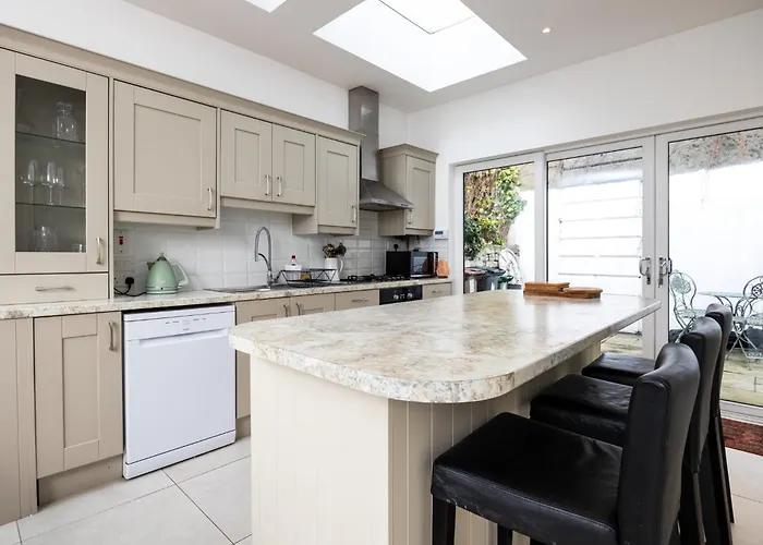 Large 3 Bed Family Home - 5 Min From Train Station