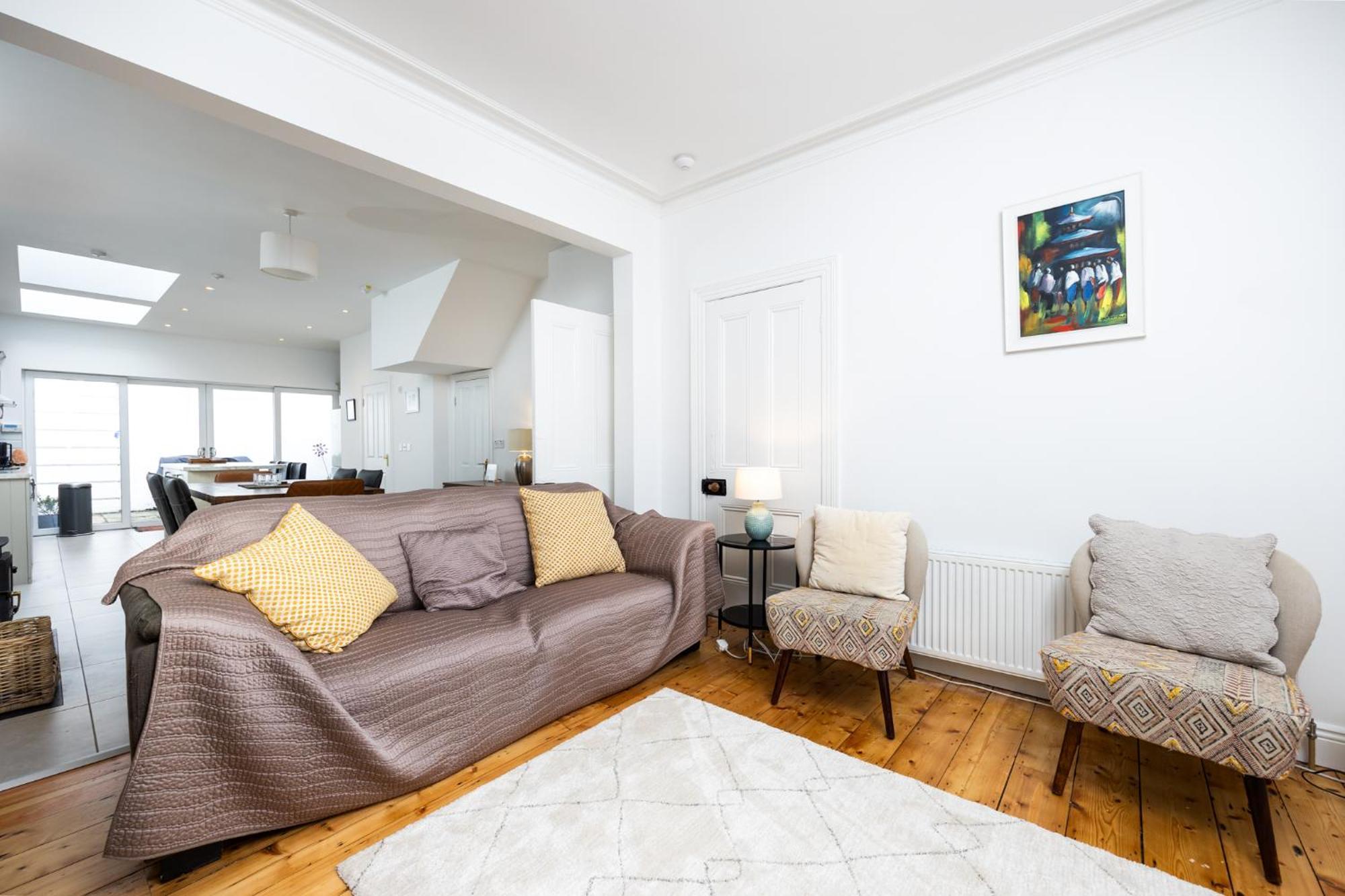 Large 3 Bed Family - 5 Min From Train Station * Dublin