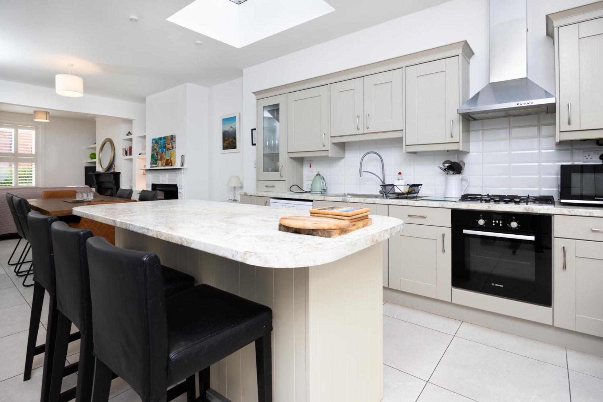 Large 3 Bed Family - 5 Min From Train Station Holiday home