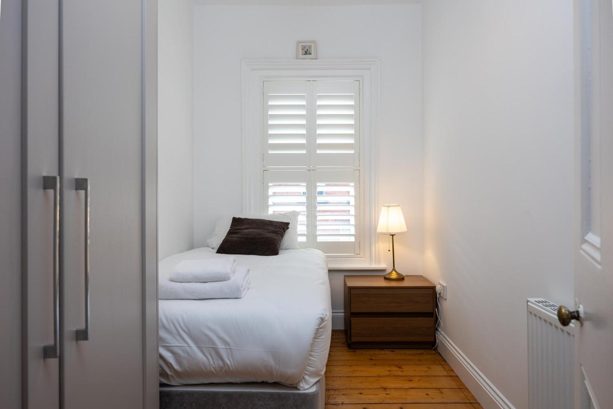 Large 3 Bed Family - 5 Min From Train Station Dublin