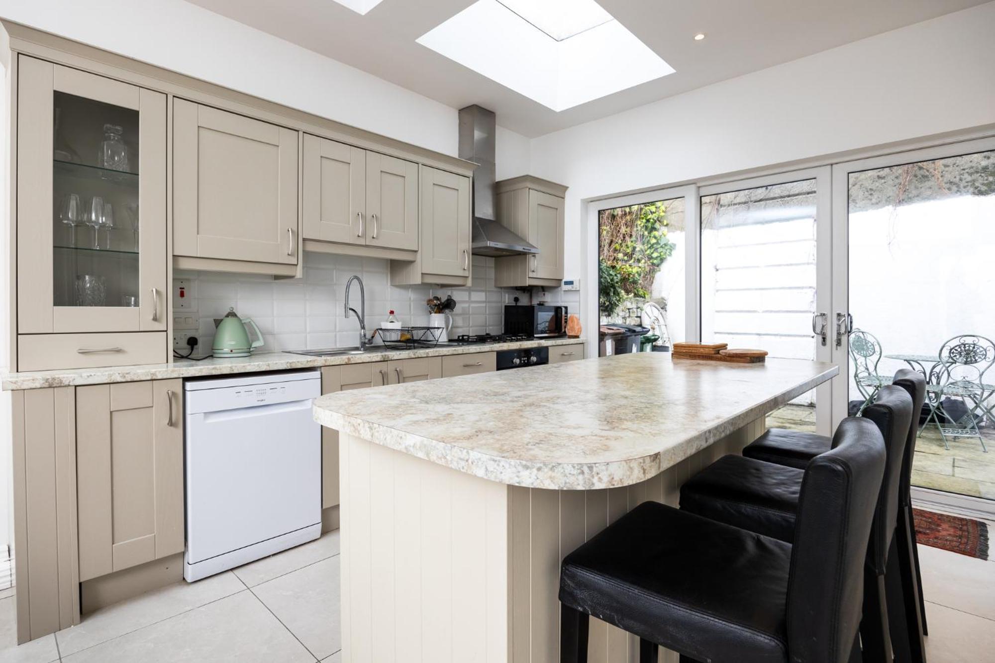 Large 3 Bed Family - 5 Min From Train Station Holiday home