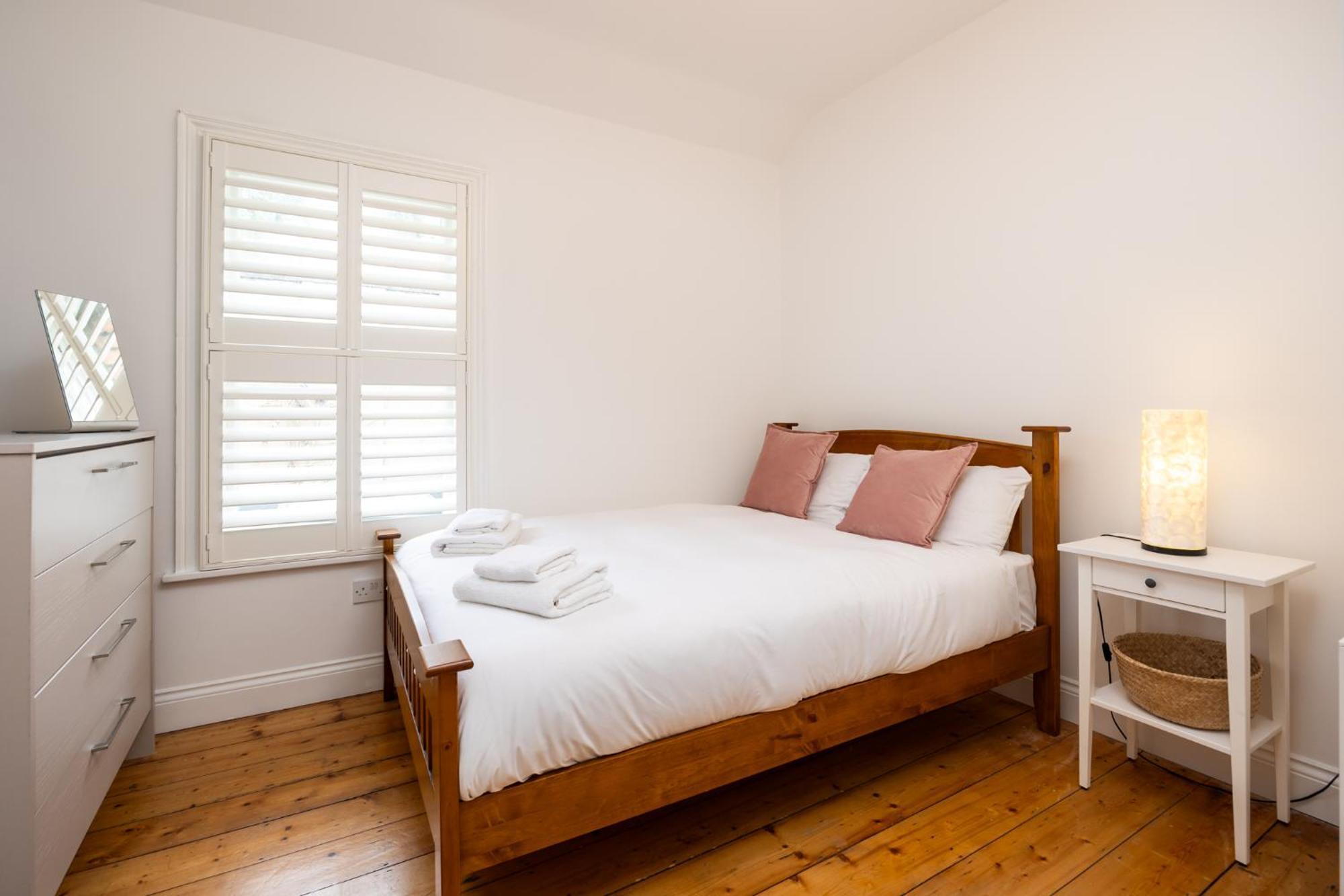 Large 3 Bed Family - 5 Min From Train Station Holiday home