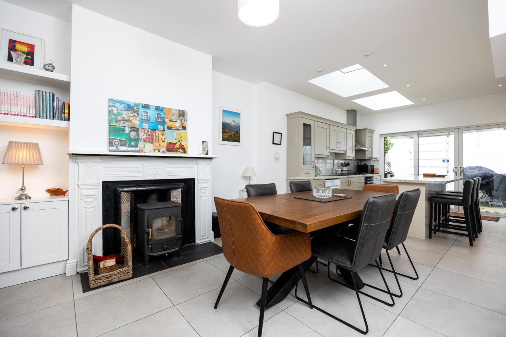 Large 3 Bed Family - 5 Min From Train Station * Dublin